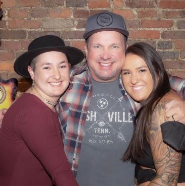 Taylor Mayne Pearl Brooks two sisters August Anna (left) and Allie Colleen with their father Garth Brooks